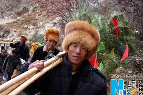 挂经幡祭山神 “西藏江南”拉开高原过年大幕