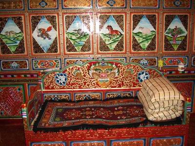 藏式家具的木雕彩绘艺术