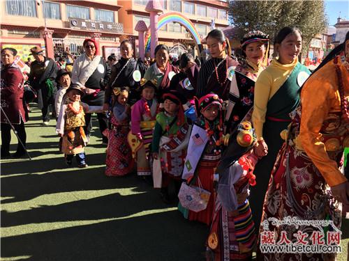 四川理塘首届"民族文化我传承"亲子展示活动(图）