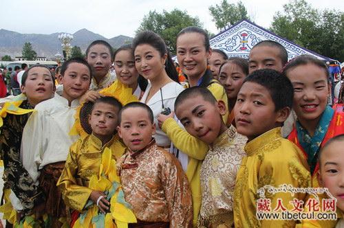 央视心连心慰问西藏自治区 刘媛媛与藏族学生合唱