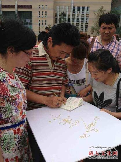 容中尔甲重返母校谢恩：雨中献唱歌声传爱汶川地震灾区