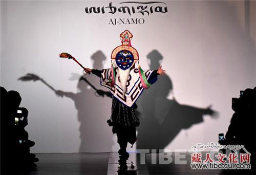 阿佳娜姆“藏风秀”惊艳中国国际时装周
