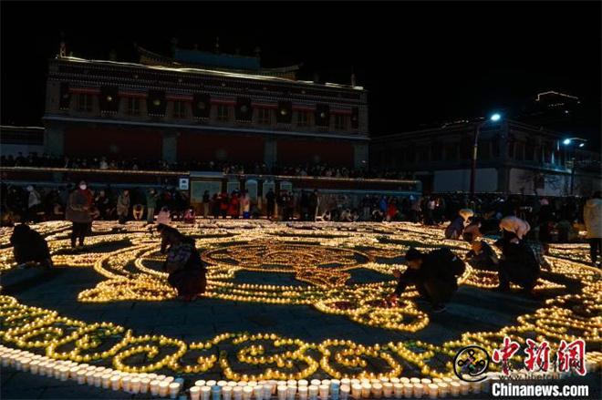 “Z世代”直播间中的塔尔寺“燃灯日”1.jpg