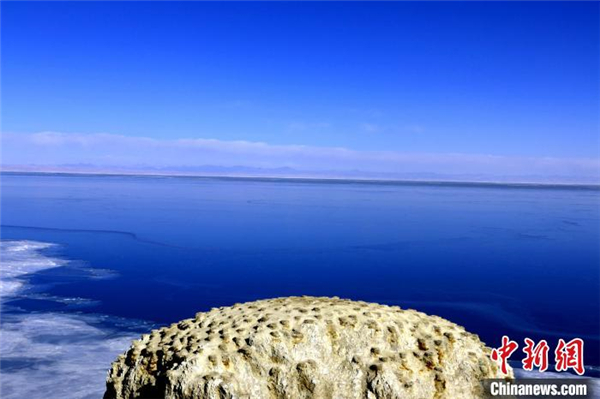 青海湖潜水区域首次实现“无人船”定位采样