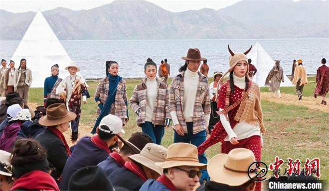 牦牛绒+T台 黄河之源·果洛牦牛绒时装秀举行