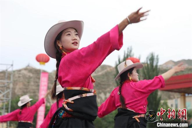 青海省尖扎县：传统锅庄舞展现藏文化魅力