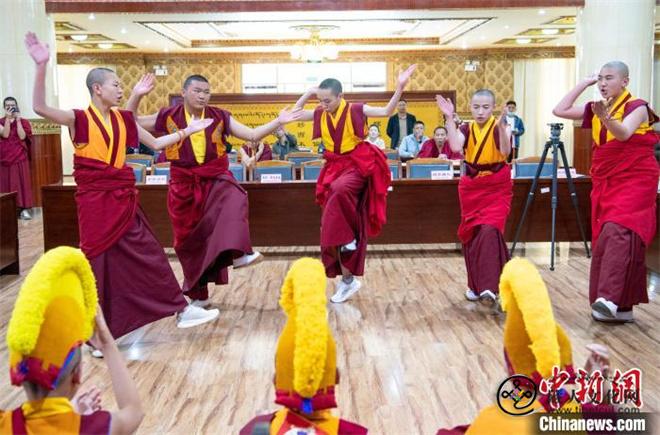 西藏佛学院迎毕业季 9位少年活佛初中毕业