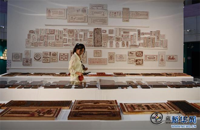 西藏雕版印刷文化创意展 感受雕版印刷技艺魅力