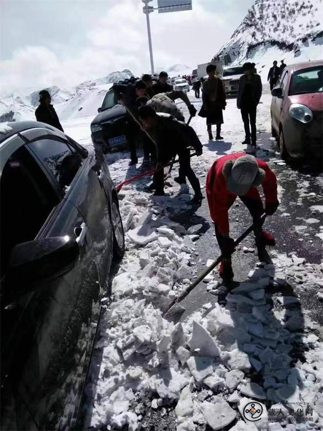 冰天雪地志愿者们 在西久公路清除积雪保障通行安全.jpg