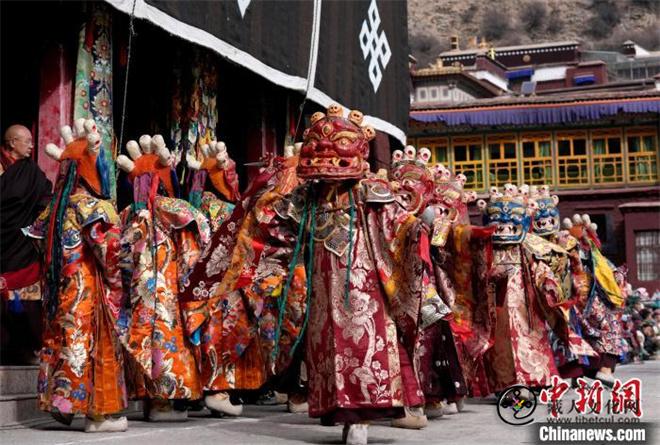 西藏拉萨楚布寺僧人跳“羌姆” 迎藏历木蛇新年