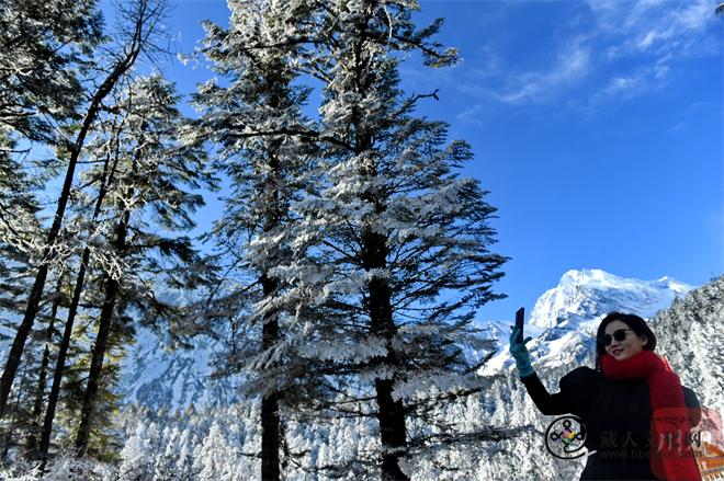 四川省甘孜州：海拔7556米贡嘎雪山新年第一缕阳光迎客来8.jpg