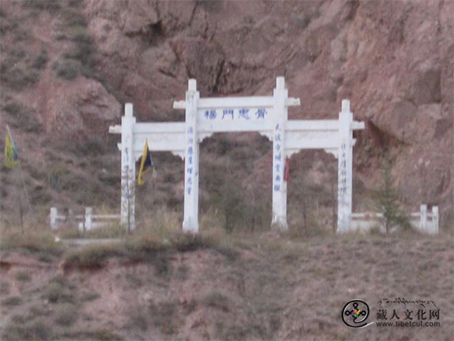 在“滴泪崖”附近新修的“杨门忠骨”门亭.jpg