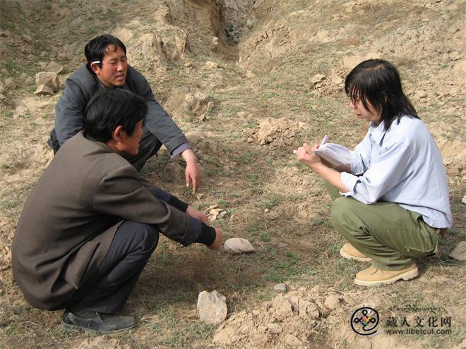 记者在楼房子遗址“毛野人洞”前采访.jpg