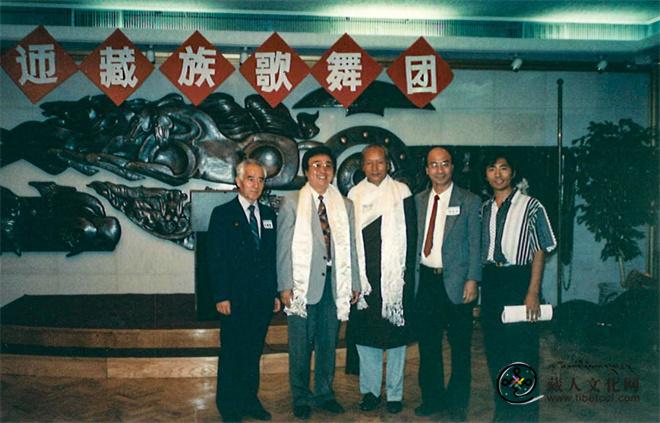 1995年夏天，由贡卜扎西任团长的中国藏族歌舞团飞越太平洋，赴美国和加拿大巡回演出，美奂美仑的藏族歌舞给美加两国人民留下美好的印象。贡卜扎西率团载誉归来后，受到社会和文化界的赞誉和欢迎.jpg