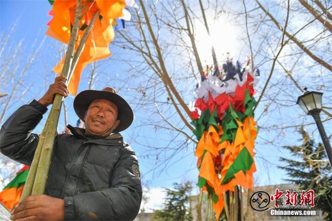 缝制五彩经幡年味渐浓 拉萨迎藏历新年7.jpg