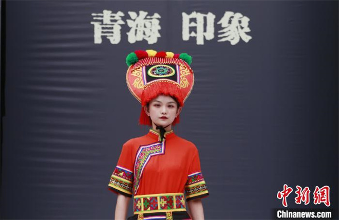 少数民族服饰展示青海独特人文风情5.jpg