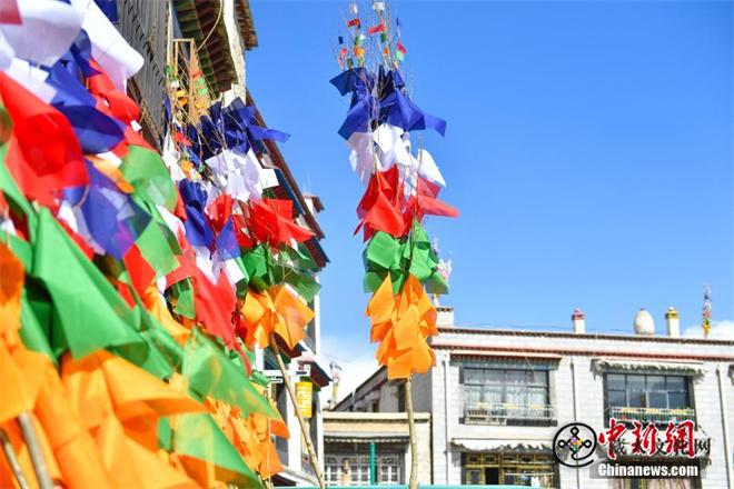 缝制五彩经幡年味渐浓 拉萨迎藏历新年3.jpg