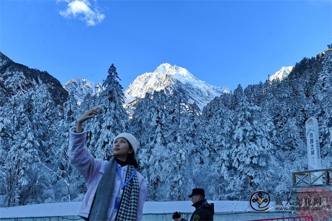 四川省甘孜州：海拔7556米贡嘎雪山新年第一缕阳光迎客来6.jpg