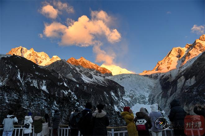 四川省甘孜州：海拔7556米贡嘎雪山新年第一缕阳光迎客来2.jpg