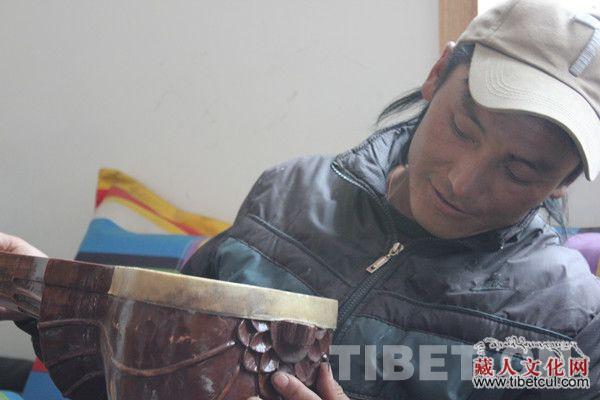 拉萨藏族青年强巴：农闲时制作扎念琴