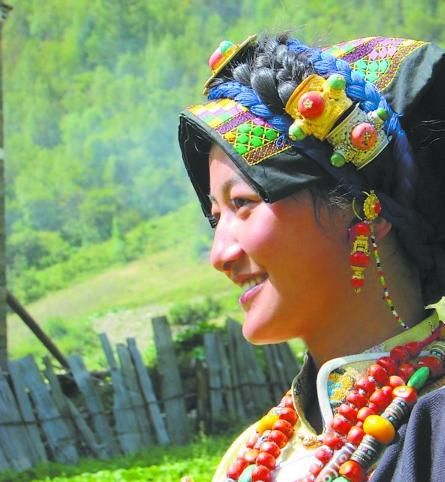藏族姑娘窜红网络被誉为"白菜公主"