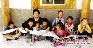 泽仁邓珠：十二个藏族孩子的“阿爸”